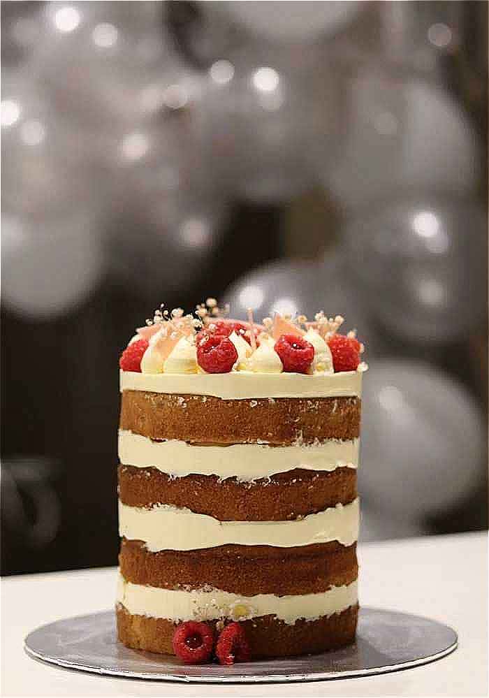 کارت تبریک تولد با کیک با لایه‌های شکلاتی
